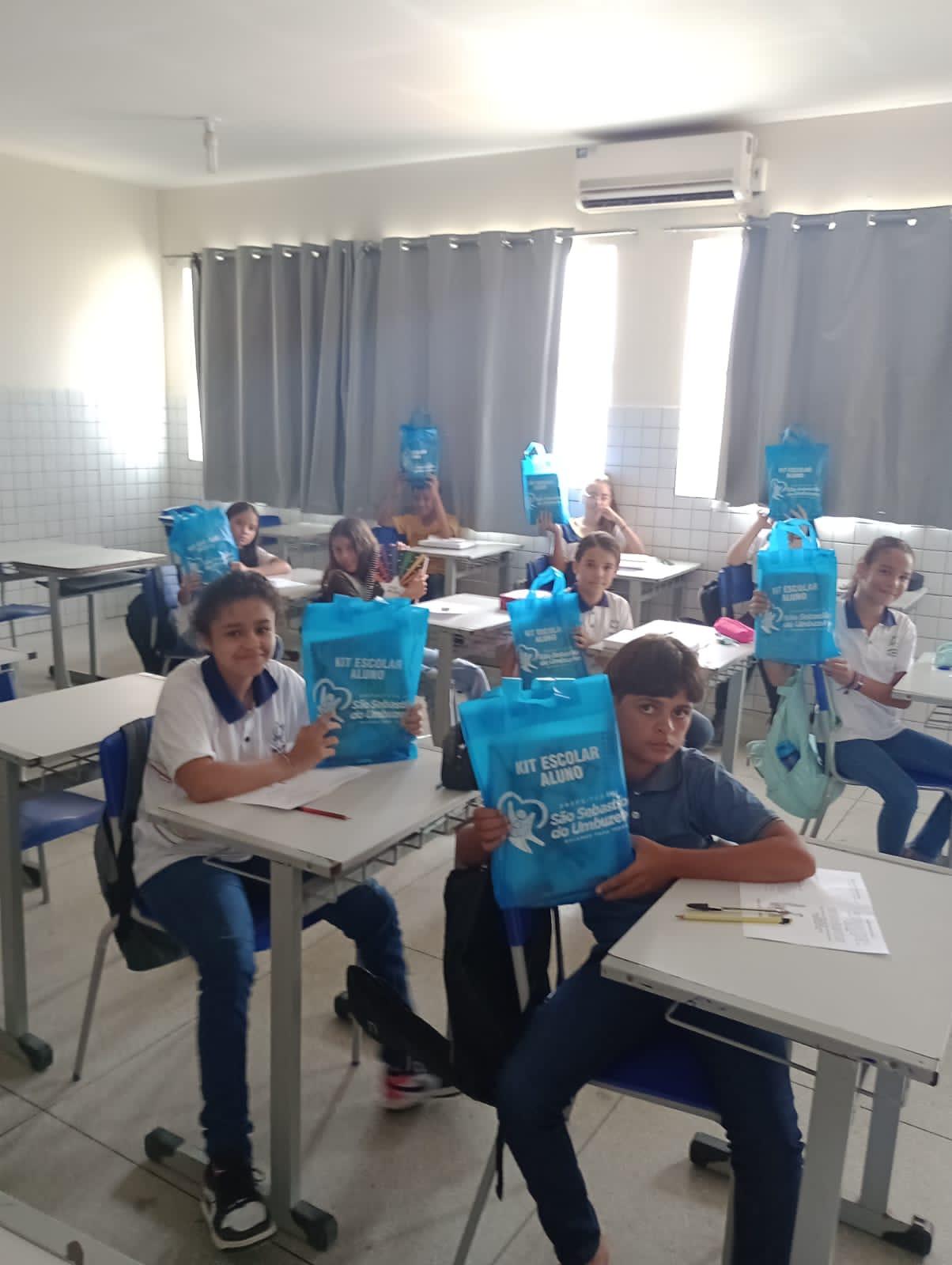 São Sebastião do Umbuzeiro: gestão realiza entrega de itens escolares para estudantes da rede municipal
