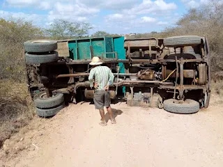 Caminhão caçamba tomba em cidade do Cariri