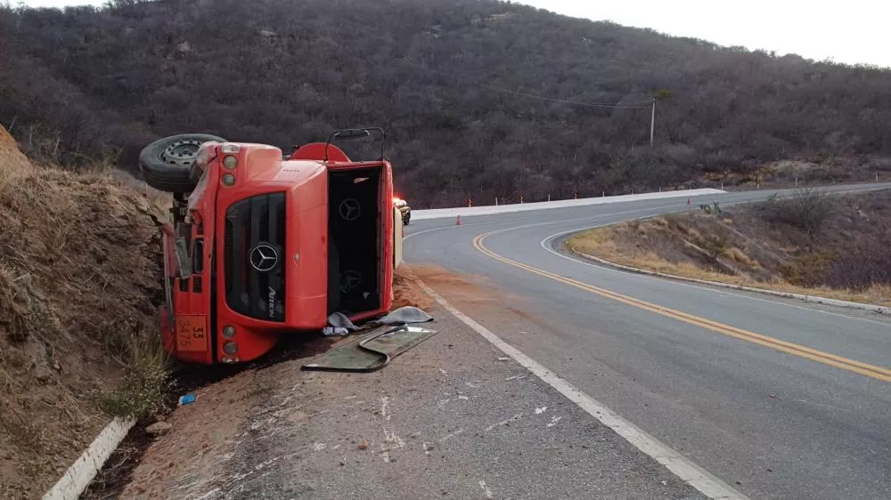 Na PB: condutor dorme ao volante e caminhão com 15 mil litros de combustível tomba na BR-230, em Santa Luzia