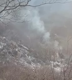Bombeiros combatem incêndio florestal na Serra do Teixeira; monitoramento segue nesta terça-feira