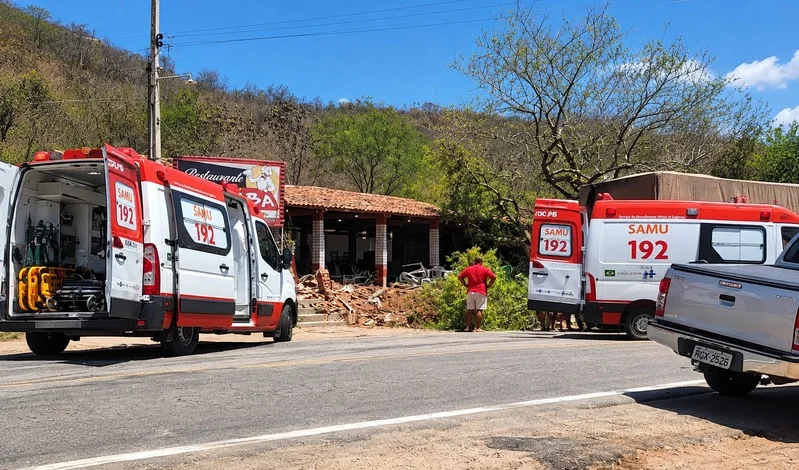 Monteiro: duas pessoas ficam feridas após carreta atingir estrutura de restaurante