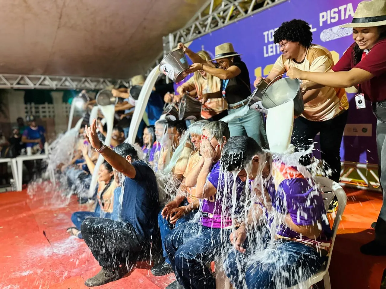 Banho de leite encerra programação da IV EXPOSSU em São Sebastião do Umbuzeiro