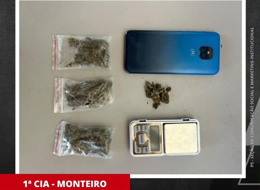 Polícia Militar apreende adolescente e prende homem por tráfico de drogas em Monteiro