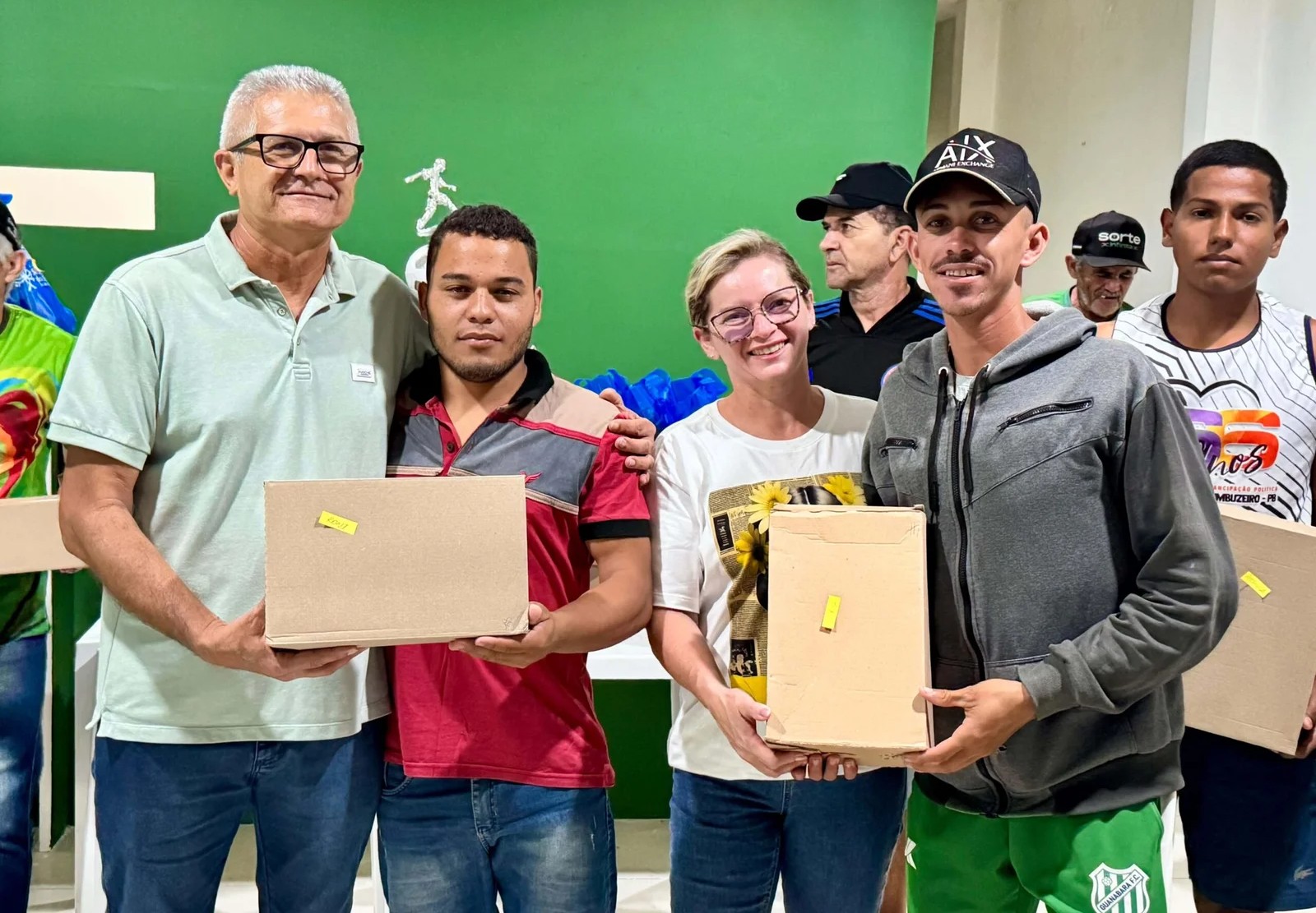 São Sebastião do Umbuzeiro: com apoio da gestão equipe de futebol do Guanabara recebe chuteiras e materiais esportivos